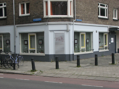 820834 Gezicht op de onderpui van het hoekpand Antonius Matthaeuslaan 7 (Dierenartspraktijk Tuinwijk) te Utrecht; ...